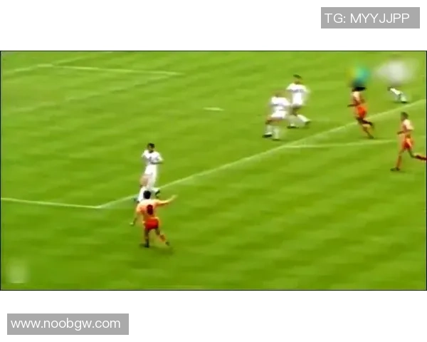 从草根到巨星 足球传奇人物的成长历程与辉煌生涯解析