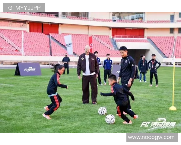 足球巨星休闲街拍照展现场下低调时尚魅力风格